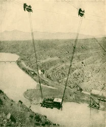 Une machine de chantier traversant un canyon, Rio Grande, Nouveau-Mexique, 1930