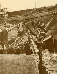 Un plongeur avec euphonium et épées du Kaiser allemand sabordé à Scapa, vers 1930