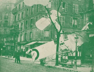 Un avion français descend dans une rue de Paris, vers 1917 1919