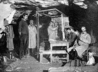 Un poteau téléphonique français dans une grotte, France, Première Guerre mondiale