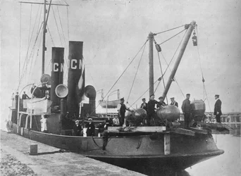Un poseur de mines allemand quittant le port avec ses mines prêtes sur le pont, 1914