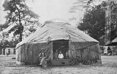 Une habitation kalmouke et ses habitants, 1912