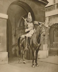 Une statue vivante à Whitehall : La sentinelle des Lifeguards, vers 1935