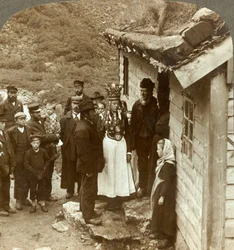 Mariée et marié de Nordfjord avec invités et parents à la porte de la maison, Brigsdal, Norvège, vers 1905