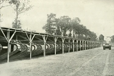 Un parc de chars britanniques juste derrière la ligne de front, 1919