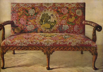 Un canapé Queen Anne rembourré en petit point, vers 1900, 1936
