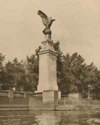 Un aigle romain symbolise à juste titre les aviateurs de la Grande Guerre, vers 1935