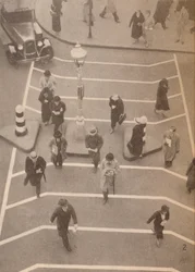 Une voie de sécurité en face de la gare de Charing Cross, c1934, 1935