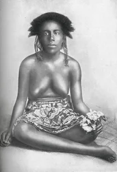 Une femme des îles Salomon en tenue traditionnelle, 1902