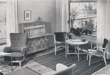 Un salon suédois avec des meubles conçus par Caarl-Axel Acking et fabriqués par Svenska Mobelfabrike