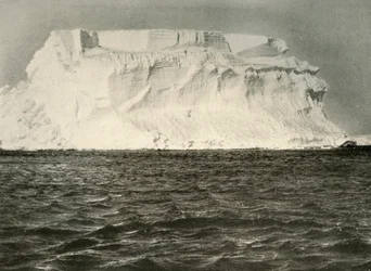 Un iceberg tabulaire de forme typique antarctique
