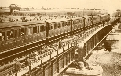 Un train passant sur le pont, c1930