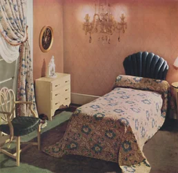 Un couvre-lit Vantona Court donne une note luxueuse à cette chambre, 1942