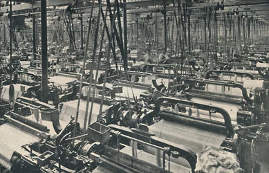 Un atelier de tissage, c1917