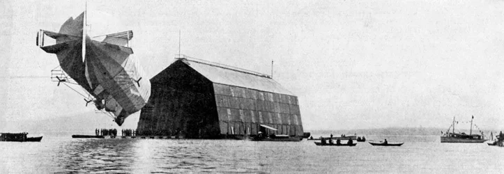 Un Zeppelin entrant dans son hangar flottant, vers 1900, vers 1920