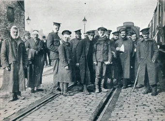 Un lot de blessés de Neuve-Chapelle dans une gare française, 1915