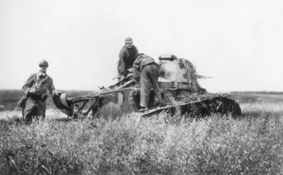 Un char léger français en panne, Villers-Cotterêts, Aisne, France, 1918