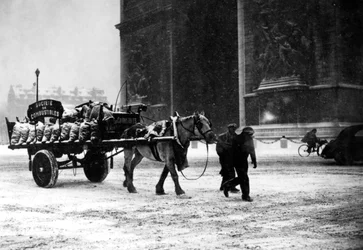 Un chariot de charbon rare, Paris occupé, janvier 1941