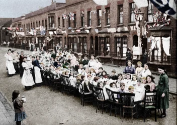 Fête de thé pour enfants dans une rue de l