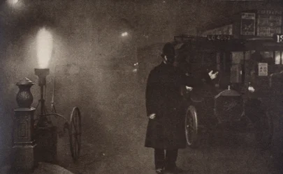 Un agent de la circulation dirigeant le trafic dans le brouillard, Londres, vers 1910-1920