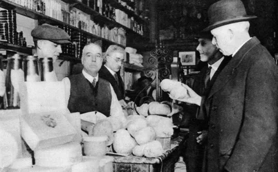 Un client inspecte un haggis, Londres, 1926-1927