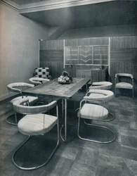 Une salle à manger, avec table et chaises en tube d