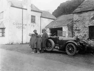 Une famille à côté de leur voiture, hôtel Gorphwysfa, nord du Pays de Galles, années 1920-1930