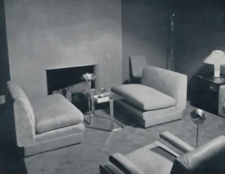 Un groupe au coin du feu dans un salon conçu par Russel Wright, 1935
