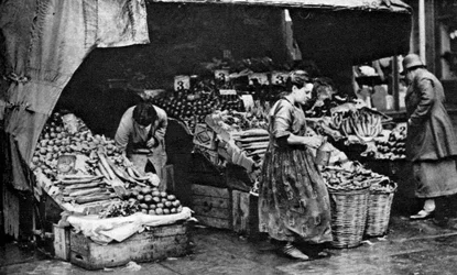 Un marchand de légumes de Commercial Road, Londres, 1926-1927