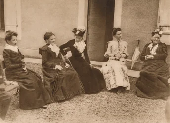 Un groupe de femmes parlant, 1937