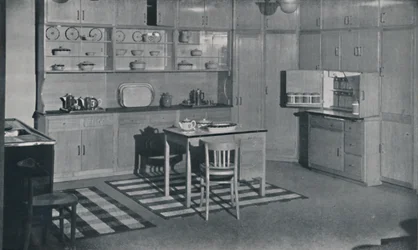 Une cuisine aménagée et équipée par Heal & Son, Ltd. de Londres, 1942