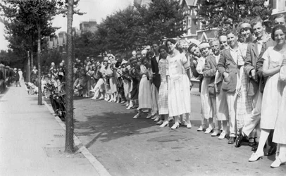 Une file de personnes, vers les années 1920