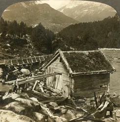 Un moulin en bois et une meule à eau, sur la rivière Stalheims, Naerodal, Norvège, vers 1905