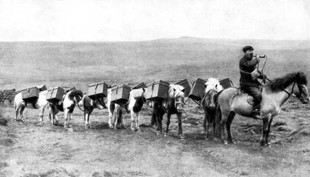 Une caravane postale traversant les plaines islandaises, Islande, 1922