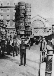 Un homme portant de nombreux paniers sur sa tête, Covent Garden, Londres, 1926-1927