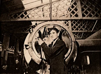 Un métallurgiste avec une perceuse automatique dénudant un carter de moteur, 1940