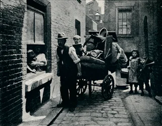 Un déménagement à Slumopolis, Londres, vers 1901