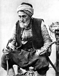 Un paysan buvant du café et fumant une houka, Izmir, Turquie, 1936