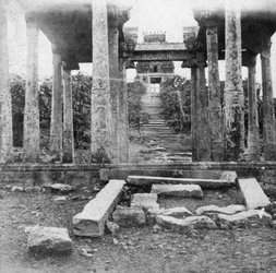 Un temple en ruine près de Madras, Inde, 1874