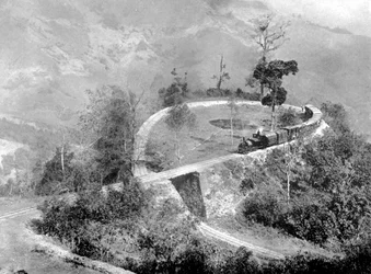 Une boucle unique dans le chemin de fer himalayen de Darjeeling, Inde, c1910