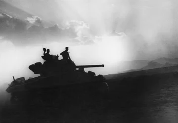 Une escadrille de chars en route vers Rammacca, Sicile, 10 juillet 1943