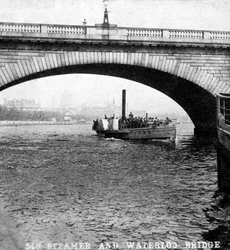 Un vapeur passant sous le pont de Waterloo, Londres, début du 20ème siècle