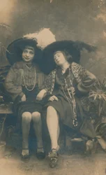 Photographie de studio de deux dames, vers 1910