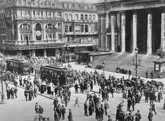 Vue de la Bourse lors du passage des troupes allemandes, 1914