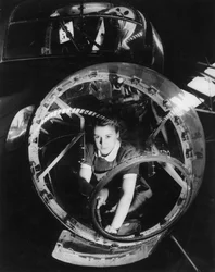 Une femme travaillant sur un bombardier Lancaster, Seconde Guerre mondiale, 1940s
