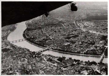 Vue aérienne de Bâle, Suisse, depuis un Zeppelin, 1928-1933