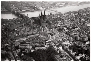 Vue aérienne de Cologne, Rhénanie-du-Nord-Westphalie, Allemagne, depuis un Zeppelin, vers 1931 1933