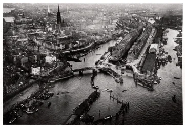 Vue aérienne du port de Hambourg, Allemagne, depuis un Zeppelin, vers 1931-1933