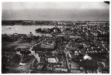 Vue aérienne de Recife, Brésil, depuis un Zeppelin, 1930-1933