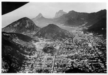 Vue aérienne de Rio de Janeiro, Brésil, depuis un Zeppelin, 1930-1933